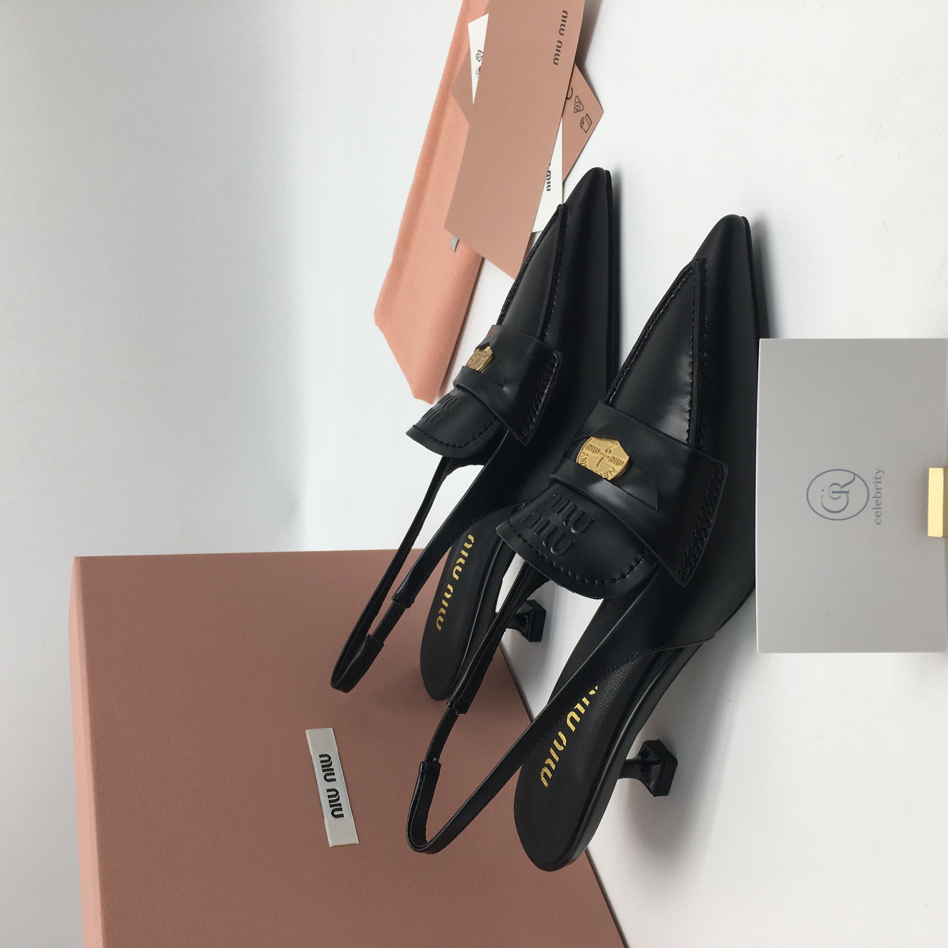 미우미우 브러시드 레더 슬링백 225-230mm (3일이내 수령가능) 당일출고