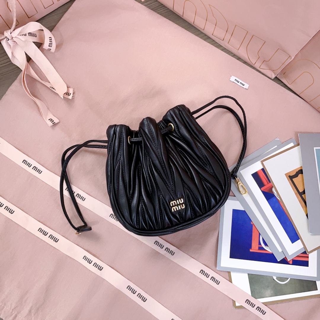 미우미우 마테라쎄 나파 가죽 파우치 5DN022