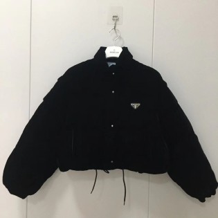 프라다 크롭 벨벳 다운 자켓