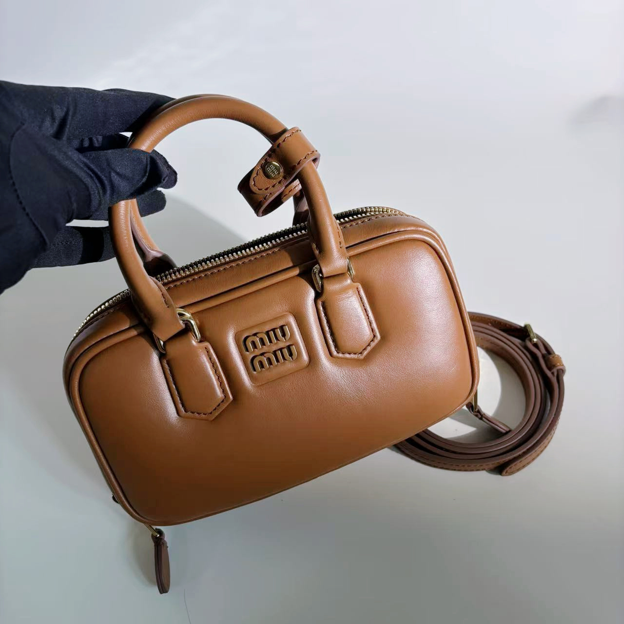 미우미우 아르카디 가죽 미니 백