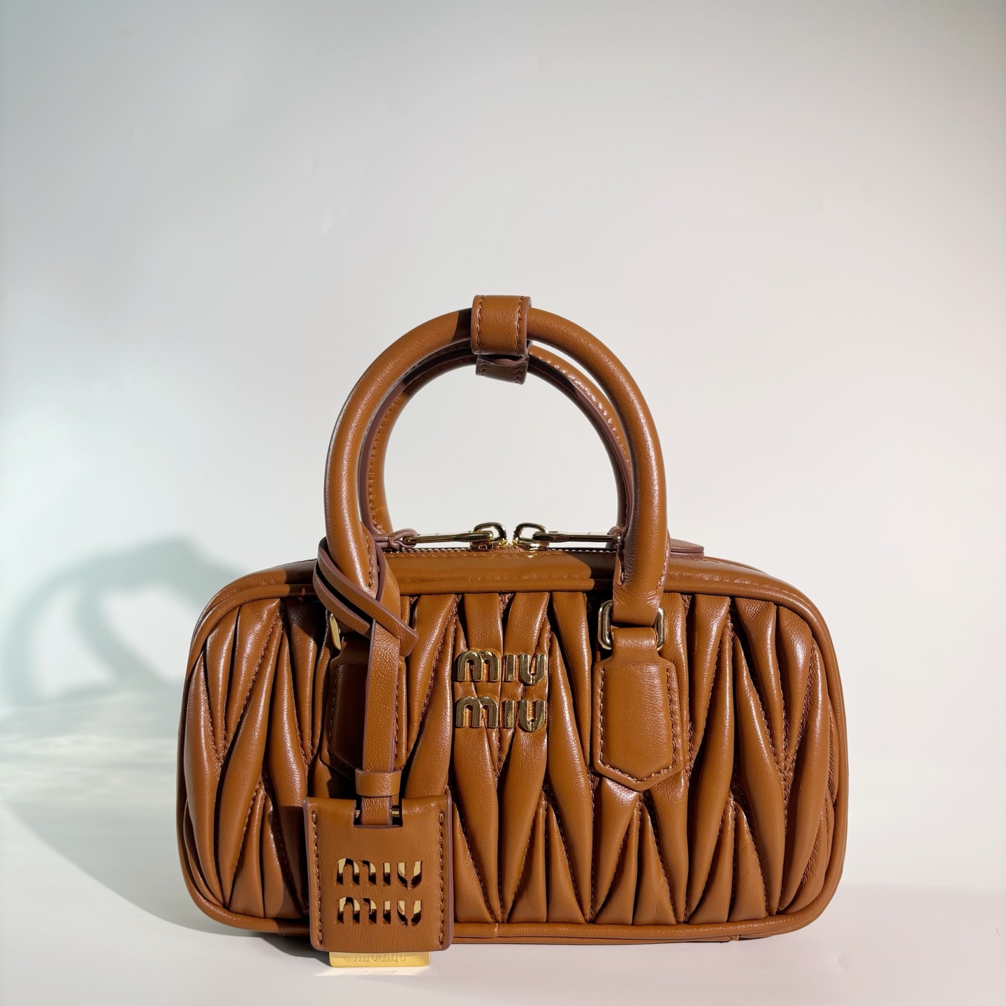 미우미우 아르카디 마테라쎄 나파 가죽 미니 백