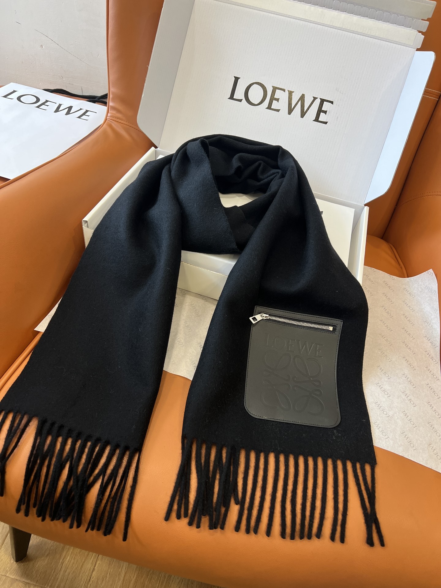 로에베 레더 포켓 스카프