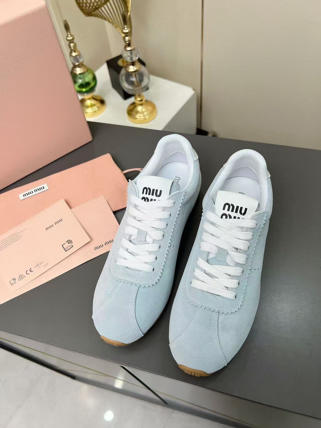 미우미우 스웨이드 스니커즈