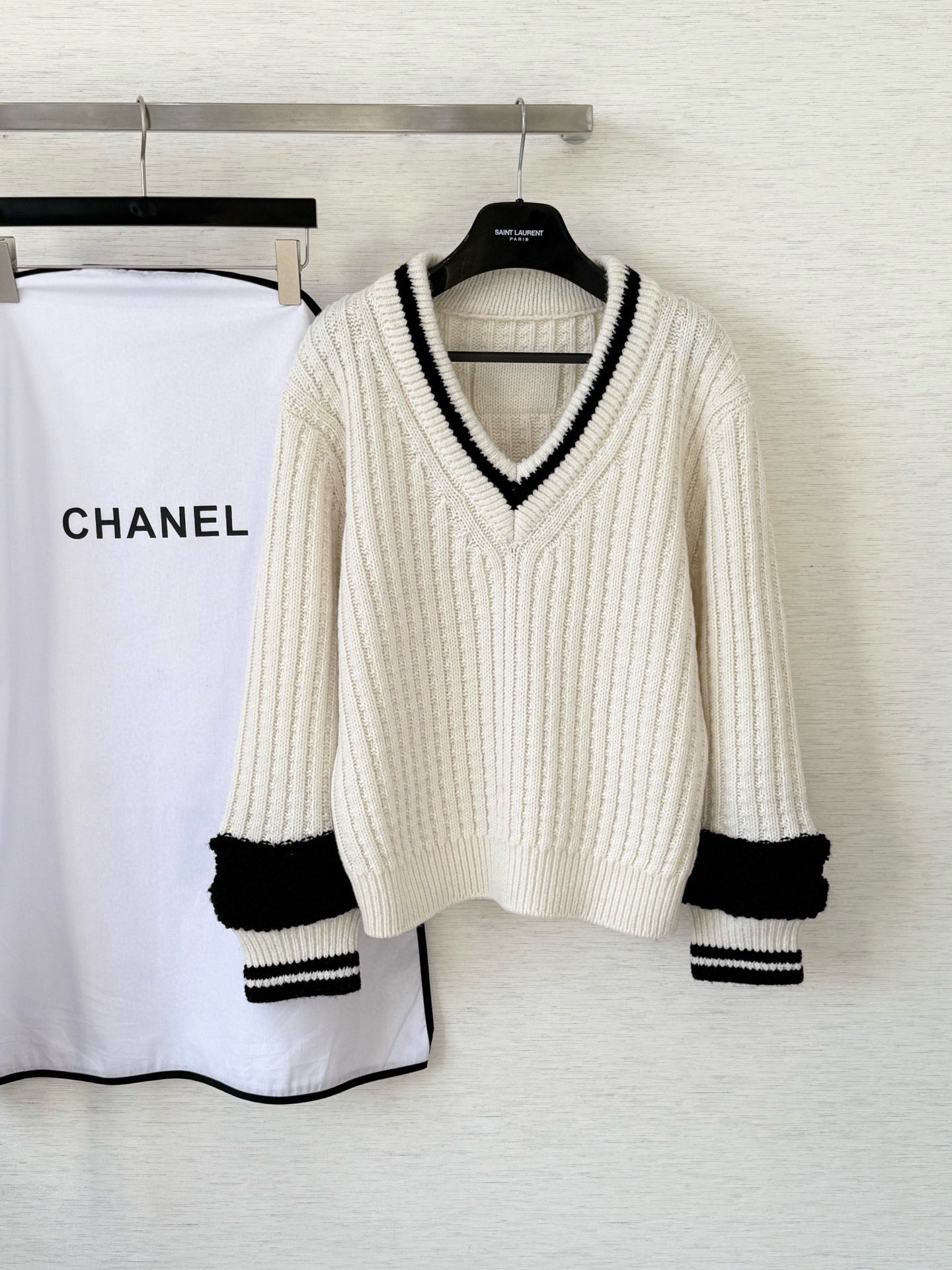 샤넬 25N V넥 스웨터