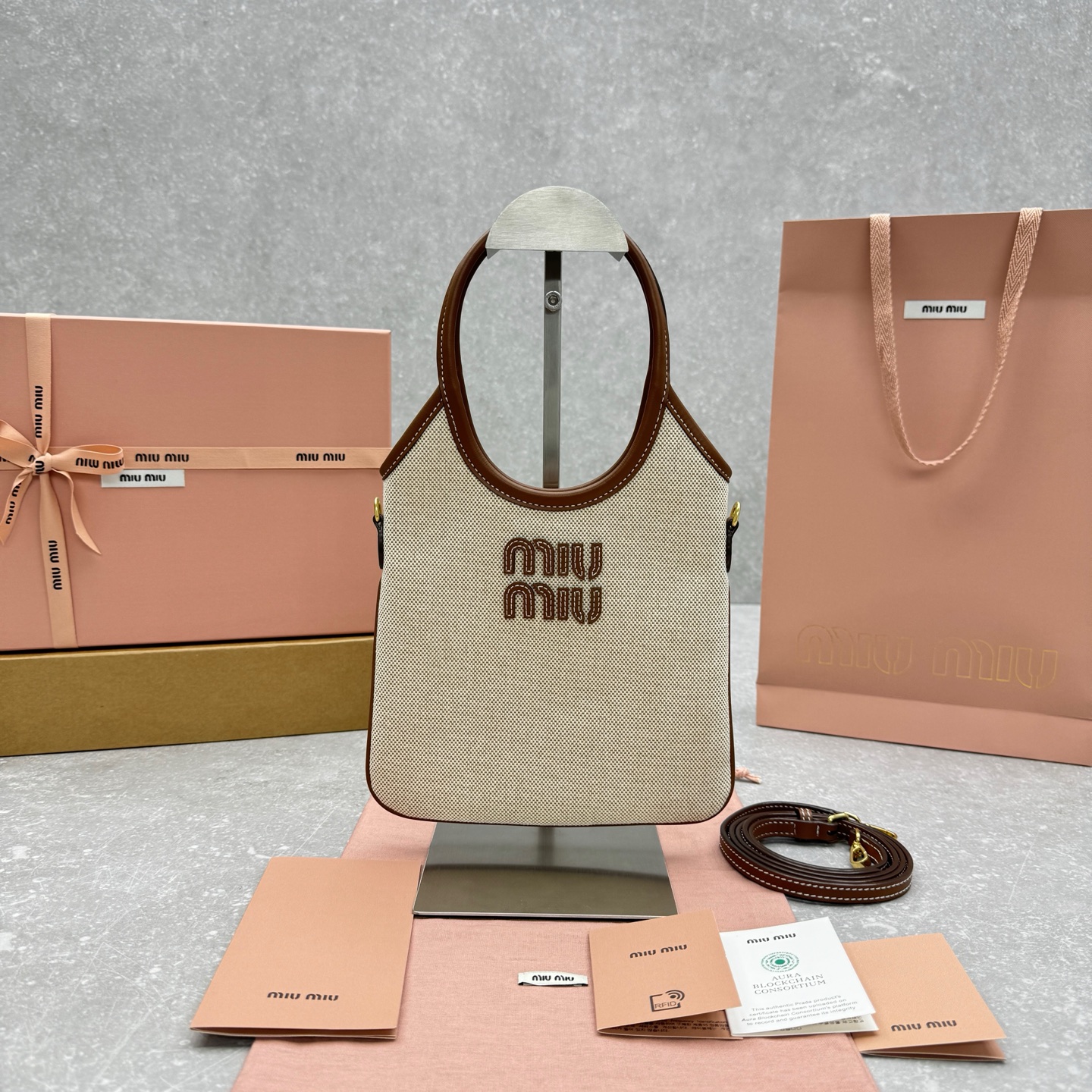 미우미우 아이비 가죽 미니 핸드백