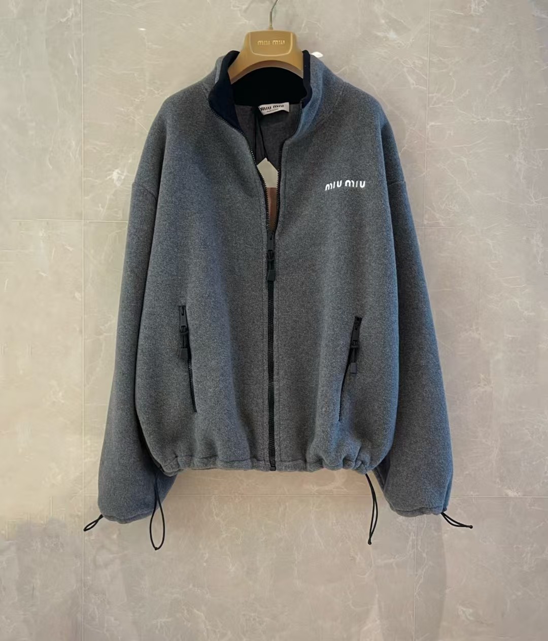 미우미우 로고 자수 플리스 스웨트셔츠