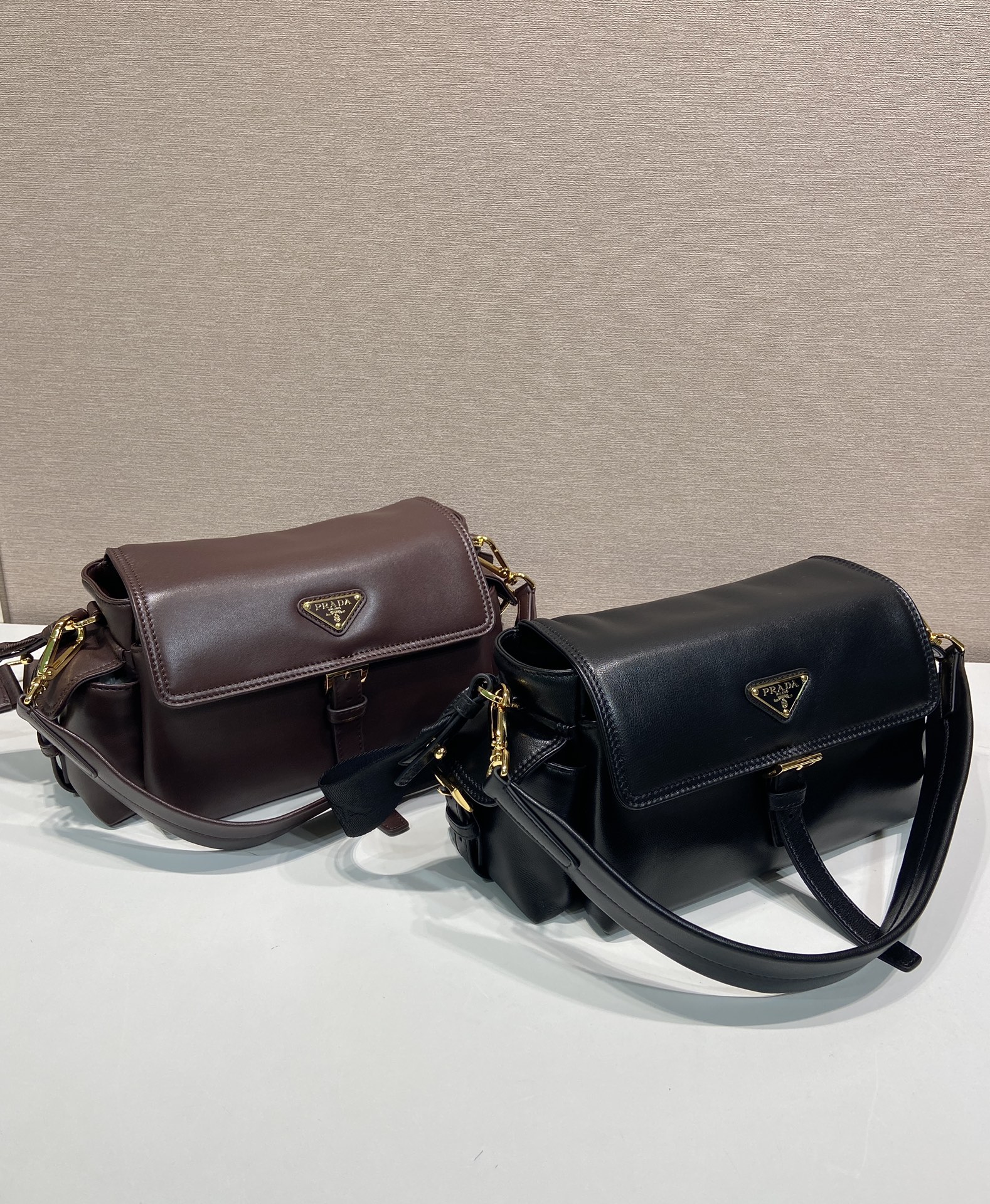 프라다 익스플로어 미디엄 나파 가죽 플랩 숄더 백 1BDD394