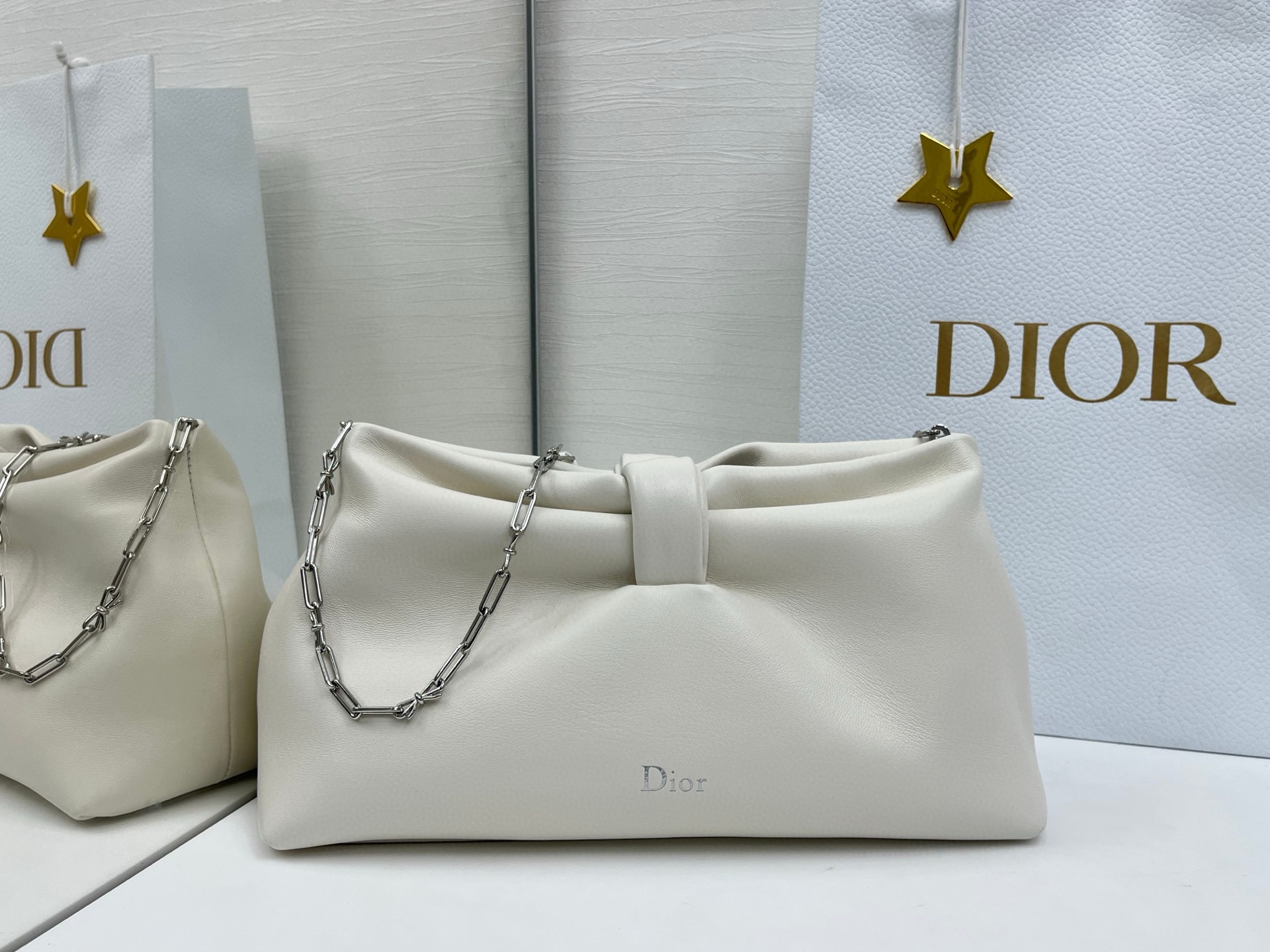 디올 보우 백 미디엄 램스킨