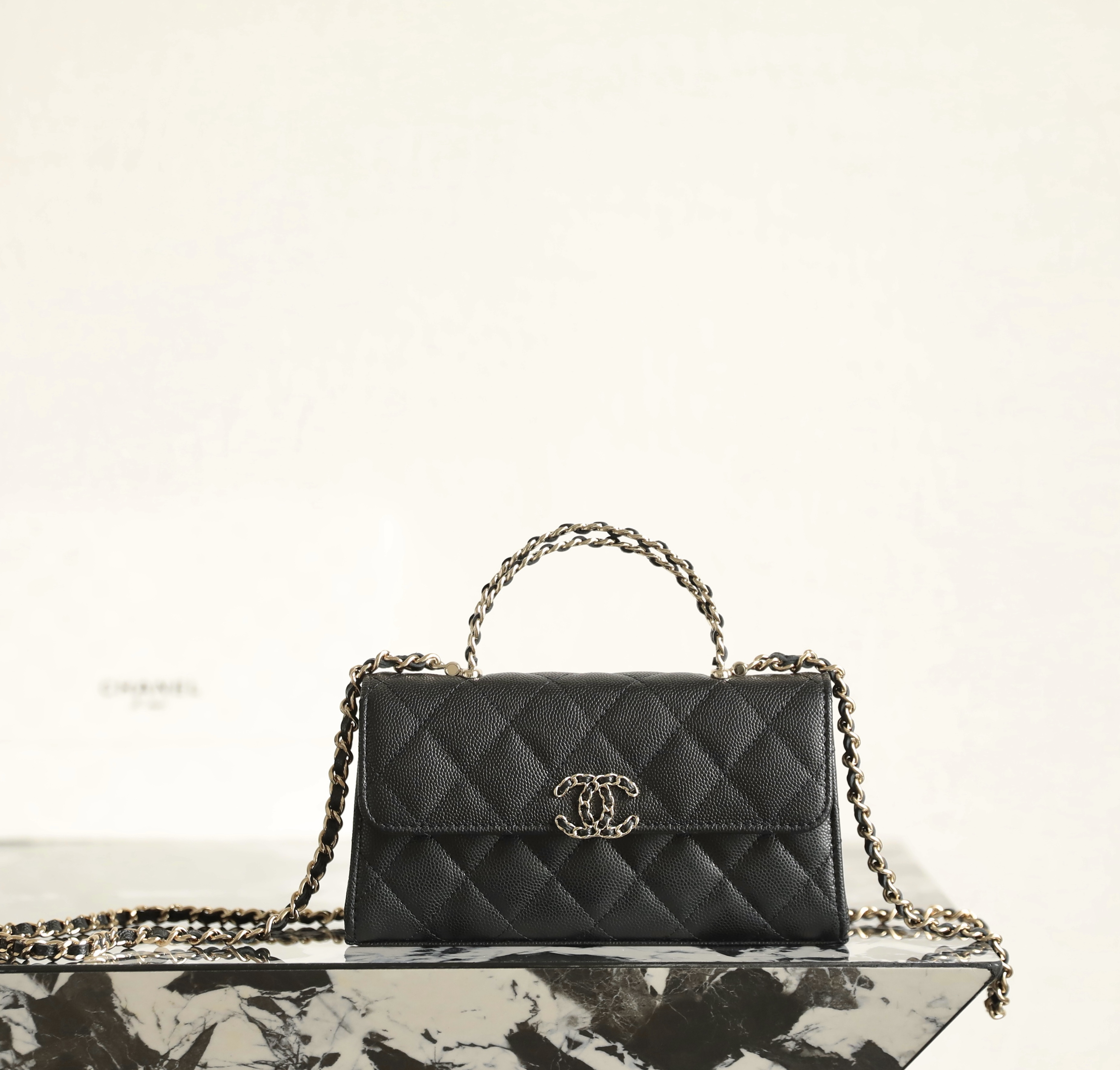 샤넬 체인 폰 홀더 [정품급]