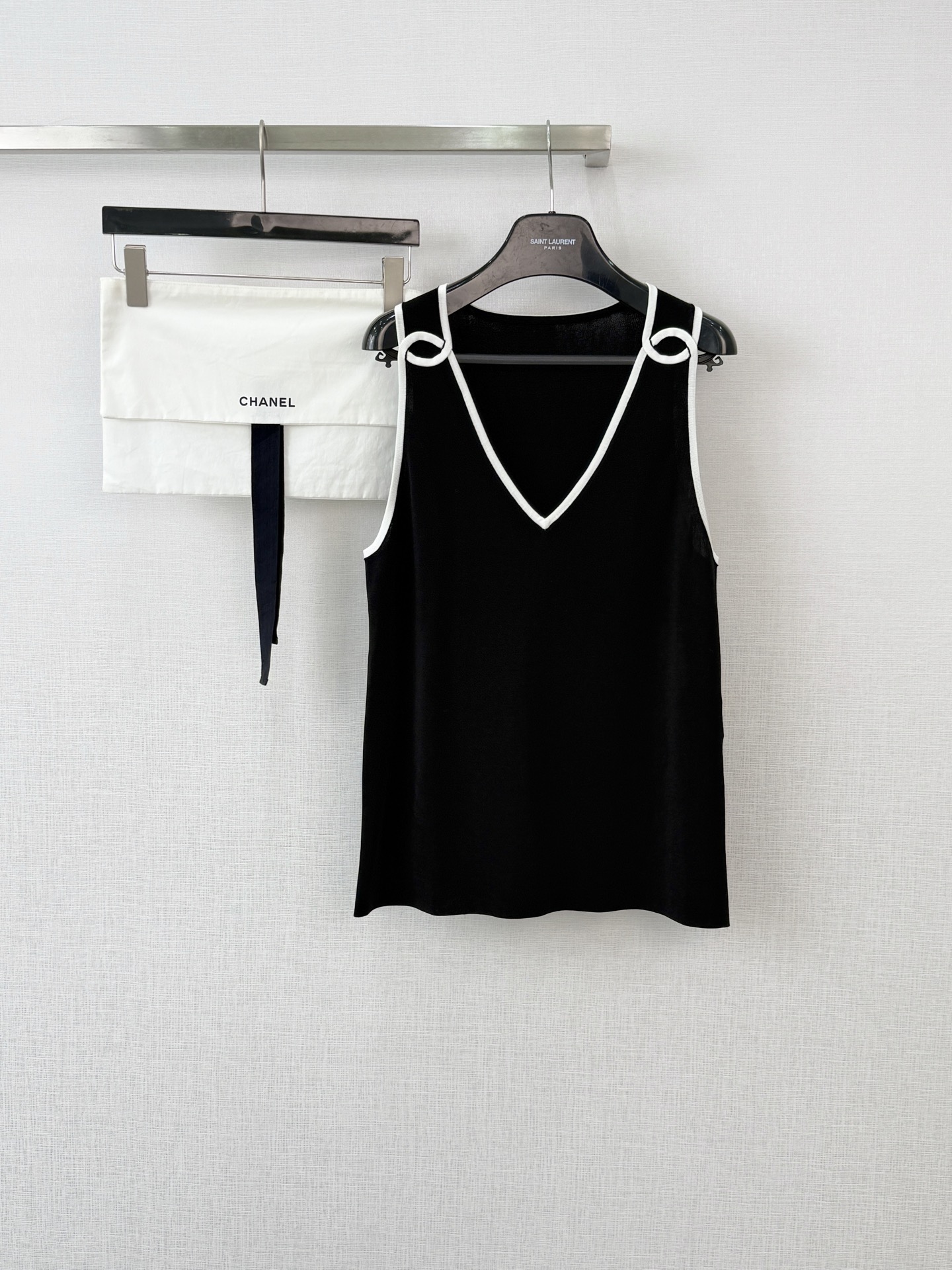 샤넬 V넥 민소매 탑